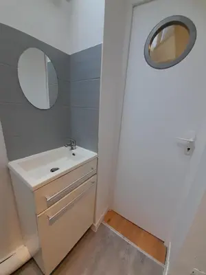 Salle de bains dans l'établissement Manifique T1 centre ville Saint-Leu 2 pers WIFI