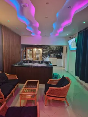 Coin salon dans l'établissement Suite Tropicale avec jacuzzi YaoSpa60