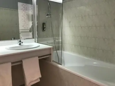 Salle de bains dans l'établissement Logis Hôtel & Restaurant La Villa des Houx