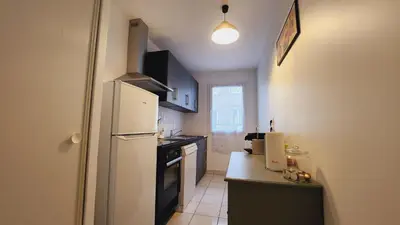 Cuisine ou kitchenette dans l'établissement Le Gabrielle-Charmant Appartement-Parking