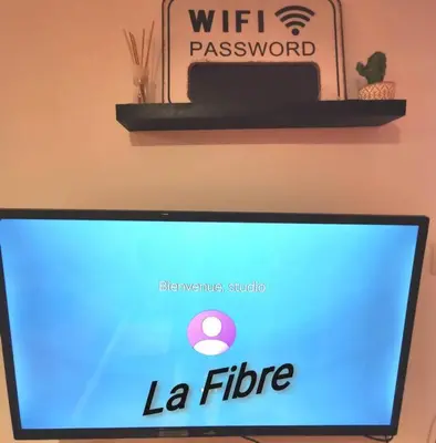 Télévision ou salle de divertissement dans l'établissement chambre 2 pas du centre-ville