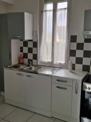 Cuisine ou kitchenette dans l'établissement Appart 10 minutes de rouen