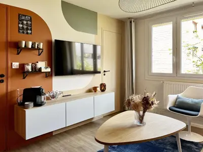 Télévision ou salle de divertissement dans l'établissement L'Arc-en-Ciel Scandinave - Séjour unique et design au cœur de Rouen