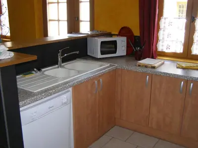 Cuisine ou kitchenette dans l'établissement Le Val d'Andé chambres chez habitant