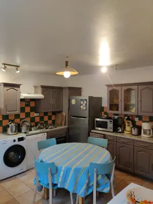 Cuisine ou kitchenette dans l'établissement Le Val d'Andé chambres chez habitant