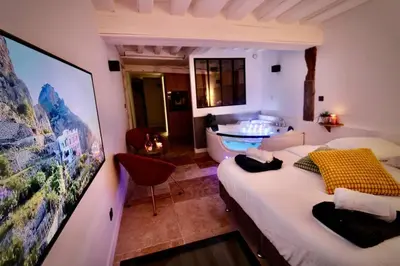 Un ou plusieurs lits dans un hébergement de l'établissement Le Spa Beauvoisine - Jacuzzi Sauna Rouen centre Free parking