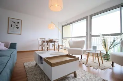 Coin salon dans l'établissement Le Ravissant merveilleux F3 avec vue à Rouen