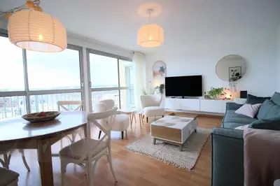 Télévision ou salle de divertissement dans l'établissement Le Ravissant merveilleux F3 avec vue à Rouen
