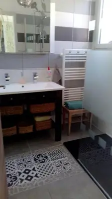 Salle de bains dans l'établissement Chez Nanou