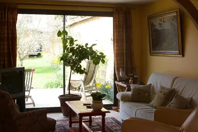 Coin salon dans l'établissement Au Fond du Jardin Maison d'hôtes