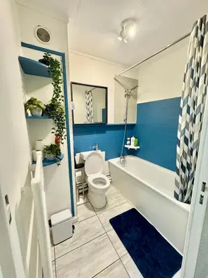 Salle de bains dans l'établissement SPACIEUX DUPLEX PRES DES QUAIS DE SEINE LINGE MAISON FOURNI PARKING GRATUIT 4 CHAMBRES bienvenue à vous