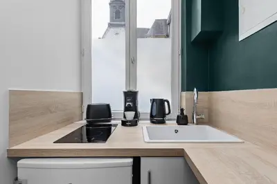 Cuisine ou kitchenette dans l'établissement L'escale normande - Terrasse - Gare