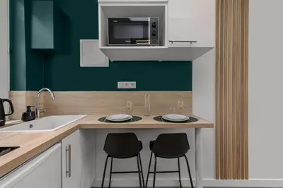 Cuisine ou kitchenette dans l'établissement L'escale normande - Terrasse - Gare