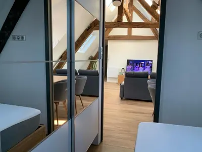 Télévision ou salle de divertissement dans l'établissement Le Henri IV - Vue Cathédrale-Parking