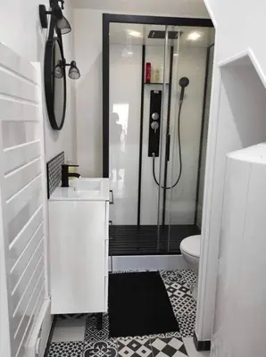 Salle de bains dans l'établissement Maison Ville avec Patio entre Mer & Campagne
