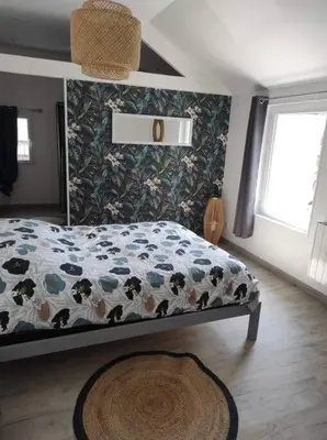 Un ou plusieurs lits dans un hébergement de l'établissement Maison Ville avec Patio entre Mer & Campagne