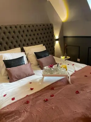 Un ou plusieurs lits dans un hébergement de l'établissement Sauna, jacuzzi, terrasse et parking