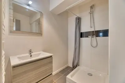 Salle de bains dans l'établissement Le Rémi studio rénové au coeur de Rouen