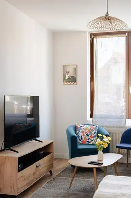 Télévision ou salle de divertissement dans l'établissement L'impasse - Maison avec jardin proche du centre