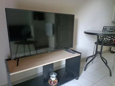 Télévision ou salle de divertissement dans l'établissement Agréable et paisible studio