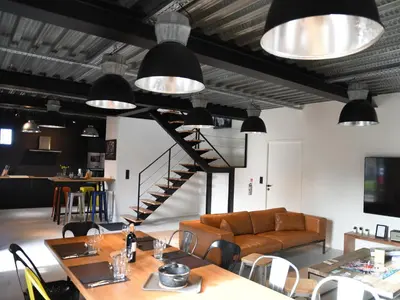 Coin salon dans l'établissement Le Loft - Cocon industriel