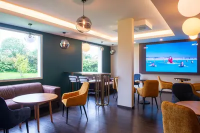 Télévision ou salle de divertissement dans l'établissement Golden Tulip Dieppe Hôtel & Spa