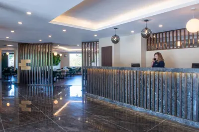Hall ou réception de l'établissement Golden Tulip Dieppe Hôtel & Spa