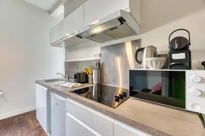 Cuisine ou kitchenette dans l'établissement Le Rêve doré proche de la Gare !