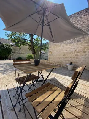 Terrasse ou espace extérieur de l'établissement La Maison du Pere Pilon avec petit dejeuner