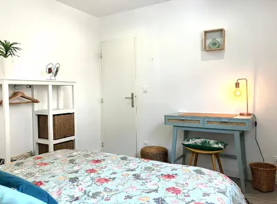 Un ou plusieurs lits dans un hébergement de l'établissement Dewailly, 2 chambres, 3 lits, élégant, 700m centre ville