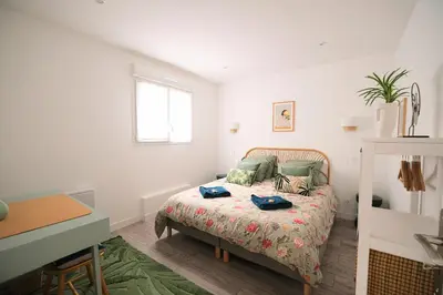 Un ou plusieurs lits dans un hébergement de l'établissement Dewailly, 2 chambres, 3 lits, élégant, 700m centre ville