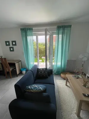 Coin salon dans l'établissement Studio meuble Kenaya 29m2.
