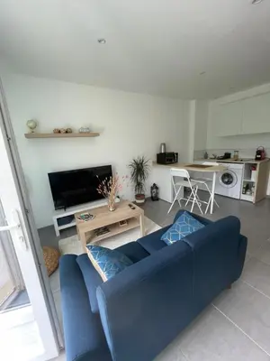 Coin salon dans l'établissement Studio meuble Kenaya 29m2.