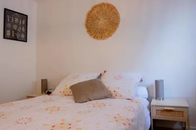 Un ou plusieurs lits dans un hébergement de l'établissement Bergerie du centre ville - 1 chambre, équipement bébé, wifi et draps inclus