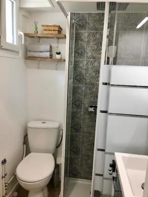 Salle de bains dans l'établissement La cabane urbaine et son jardin