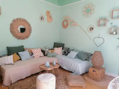 Coin salon dans l'établissement Chez mamie framboise centre ville avec courette