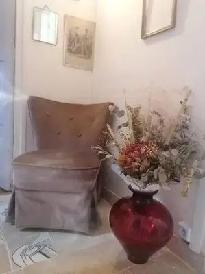Coin salon dans l'établissement Chez mamie framboise centre ville avec courette