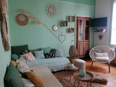 Coin salon dans l'établissement Chez mamie framboise centre ville avec courette