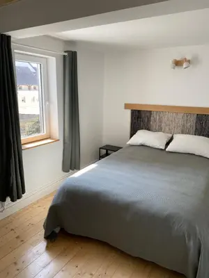 Un ou plusieurs lits dans un hébergement de l'établissement Maison cosy rénovée avec jardin