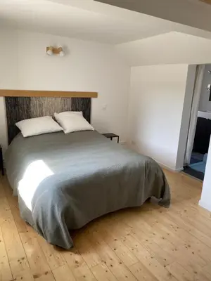 Un ou plusieurs lits dans un hébergement de l'établissement Maison cosy rénovée avec jardin