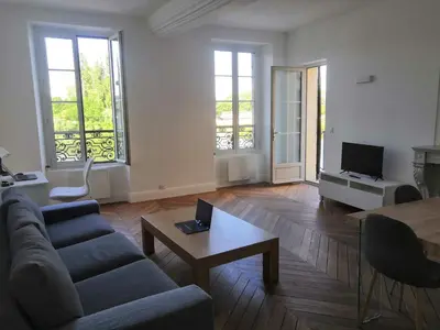 Télévision ou salle de divertissement dans l'établissement Grand 2P Terrasse bord de seine