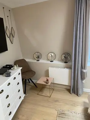 Coin salon dans l'établissement Petite maison hyper centre de Dieppe proche plage
