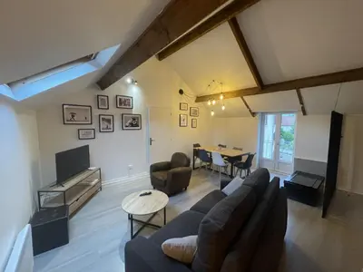 Télévision ou salle de divertissement dans l'établissement Le Dortoir Daubigny