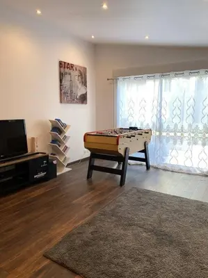 Télévision ou salle de divertissement dans l'établissement Logement moderne, dans mon jardin, près de Paris et stade de France avec place de stationnement