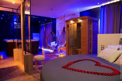 Un ou plusieurs lits dans un hébergement de l'établissement Sweety Loft Suites romantique avec jacuzzi
