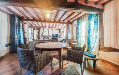 Coin salon dans l'établissement Pet Friendly Home In Touffreville