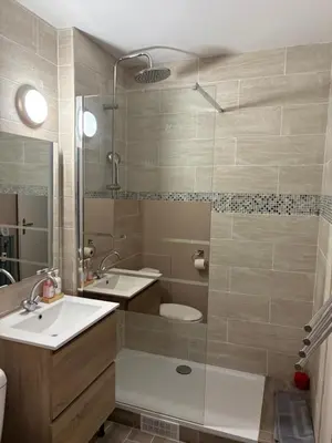 Salle de bains dans l'établissement Appartement équipé proche aéroport et gare