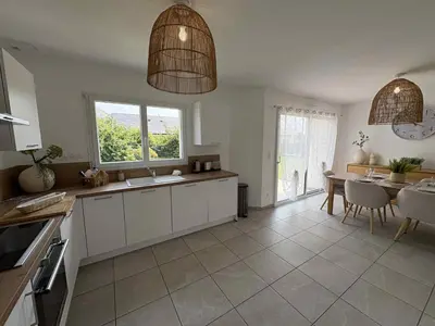 Cuisine ou kitchenette dans l'établissement Les Voiles Blanches - Plage a 5 min en voiture - Calme et Tranquillité