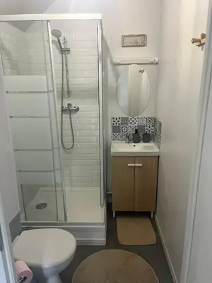 Salle de bains dans l'établissement Studio avec grand jardin + parking