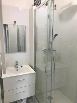 Salle de bains dans l'établissement Neuville secrete